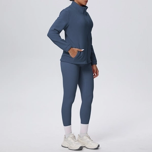 Dettaglio del set yoga termico blu acciaio con pantaloni a vita alta e giacca zip