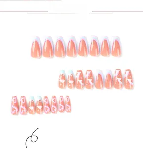 Détails de faux ongles longs avec pointes françaises bleu-rose et motifs nuages étoiles