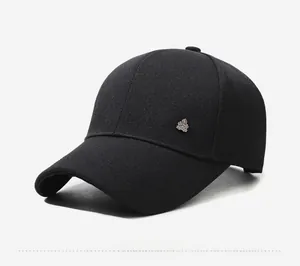 Dettaglio del berretto da baseball nero che mostra il profilo laterale e il logo in argento