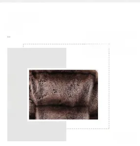 Dettaglio della texture densa e soffice del cappotto corto in finta pelliccia marrone