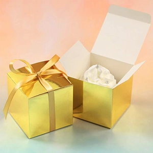 Macro-opname van een gouden vierkante geschenkdoos met metallic afwerking en bijpassend lint