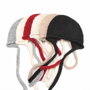 Berretti in maglia a costine con lacci lunghi in grigio, panna, bordeaux, cammello e nero