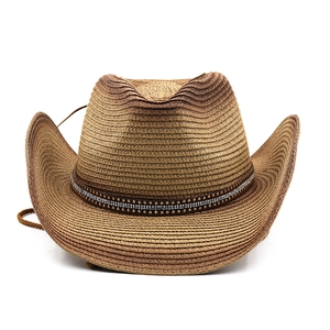 Detail eines Western-Cowboy-Strohhuts mit Bronzenieten und Strass-Verzierung