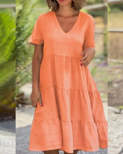 Oranje mini-jurk met V-hals en een gelaagde uitlopende rok in een casual stijl