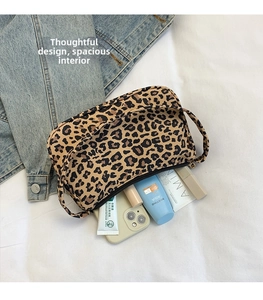 Détail d'une trousse à maquillage léopard avec fermeture éclair et intérieur spacieux