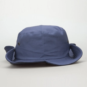Vue détaillée d'un chapeau de soleil bleu marine avec sergé de coton et œillets