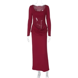 Detailansicht der eleganten Taillenraffung bei diesem schmalen weinroten Maxikleid