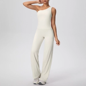 Détail du débardeur de yoga asymétrique blanc cassé et du pantalon de fitness taille haute