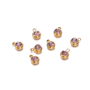 Détail de breloques en zircon rose 6mm avec montures dorées en acier inoxydable