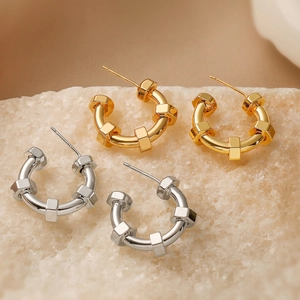 Boucles d'oreilles créoles C en or 18 carats et argent sur pierre texturée