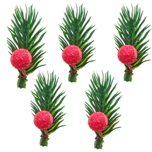 Gros plan de cinq aiguilles de pin artificielles avec baies rouges pour décor de Noël