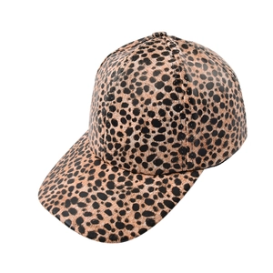 Detailansicht der Baseballkappe mit Leopardenmuster aus PU-Leder und Struktur