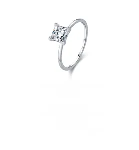 Vue détaillée de la bague en argent 925 avec zircone carrée et sertissage à quatre griffes
