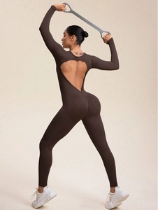 Detail des herzförmigen Ausschnitts am Rücken dieses dunkelbraunen Yoga-Overalls