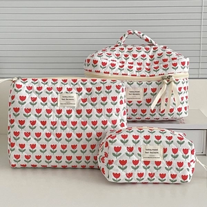 Set di tre borse da trucco trapuntate con motivo floreale a tulipani rossi ed etichette