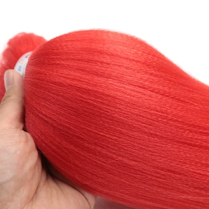 Gros plan de tresses synthétiques rouges montrant la texture lisse des fibres EZ