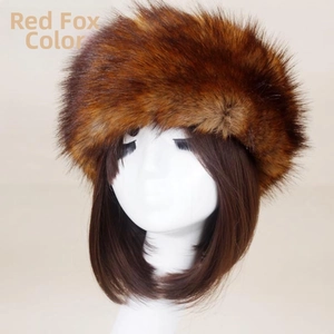 Détail d'un bandeau en fausse fourrure de renard roux avec une texture épaisse et douce