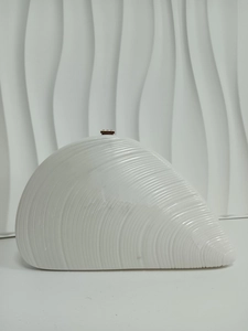 Elegante bolso de noche de acrílico blanco con forma de concha y textura de rayas verticales