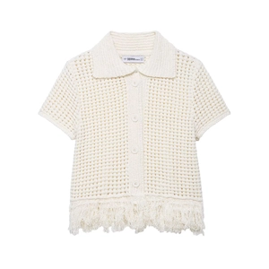 Détail d'un gilet en maille crochetée crème avec boutons et finition à franges