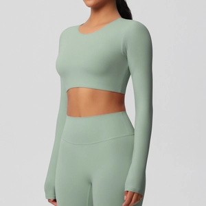 Détail du haut court de yoga vert clair avec coussinets et tissu brossé sans couture