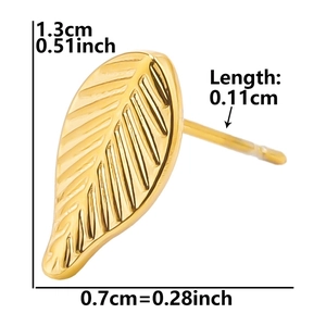 Dettagli sulle dimensioni dell'orecchino a foglia d'oro altezza 1,3 cm e larghezza 0,7 cm