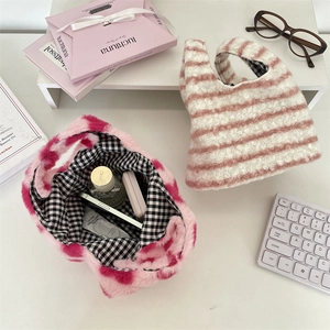 Détail de la capacité du sac à main en peluche avec texture douce en fausse fourrure