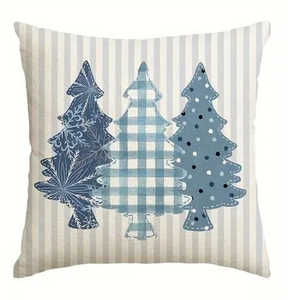 Détail d'une housse de coussin en lin avec trois sapins de Noël bleus et des rayures