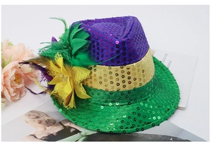 Détail d'un chapeau de jazz à paillettes tricolores avec plumes et fleur de dentelle