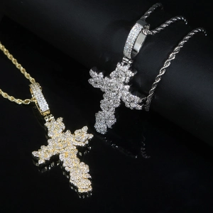 Gros plan de pendentifs croix hiphop en or et argent avec pavé de zircons brillants