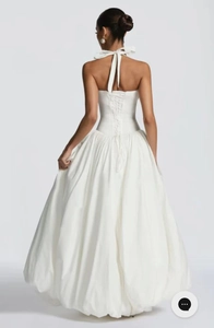 Vue détaillée du dos d'une robe de soirée blanche dos nu avec laçage style corset