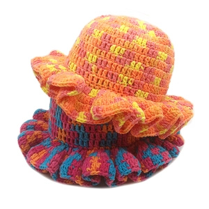 Cappello da sole all'uncinetto fatto a mano con volant colorati e tesa larga boho