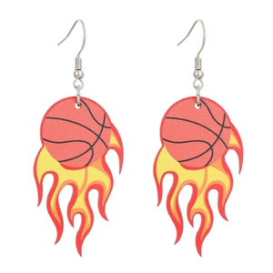 Détail de boucles d'oreilles cœur basket avec motif flamme et crochets argentés