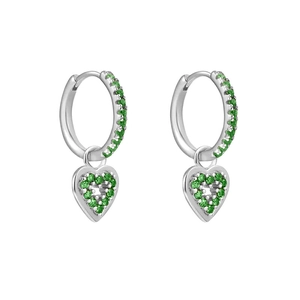 Vue détaillée des créoles en argent avec pendentifs cœur et pierres de zircon vert
