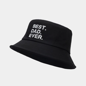 Dettaglio della scritta Best Dad Ever su un cappello alla pescatora nero in cotone
