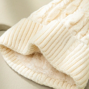 Klassische cremefarbene Strickmütze mit warmem Fleecefutter für Damen und Herren