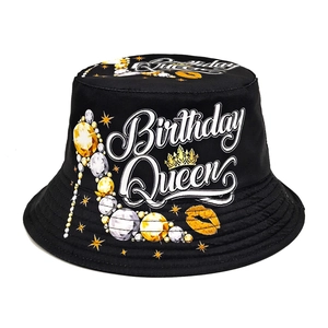 Detail eines schwarzen Fischerhutes aus Baumwolle mit Birthday Queen Aufdruck