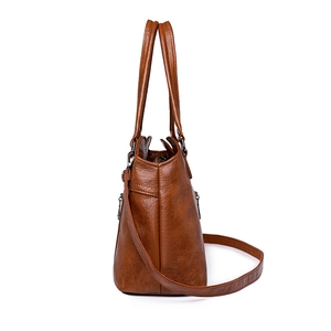 Grand sac cabas marron en cuir souple pour femme avec bandoulière au design minimaliste