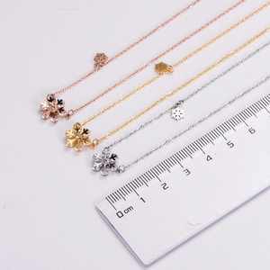Detailed size comparison of frosted snowflake pendants in rose gold, gold and silver