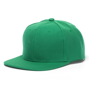 Détail de la casquette snapback verte montrant la texture sergé et les œillets brodés