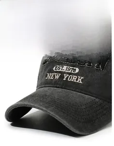 Détail de la broderie Brooklyn sur une casquette vintage en coton lavé à bord incurvé