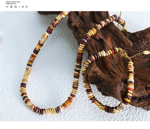 Detailansicht bunter Natursteinperlen und goldener Metallelemente am Schmuckset