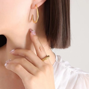 Exaggerated geometric golden C-shaped hoop earrings and spiral ring for women