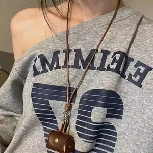 Collana etnica con perle di legno e mini ciondolo in pelle marrone scuro da donna