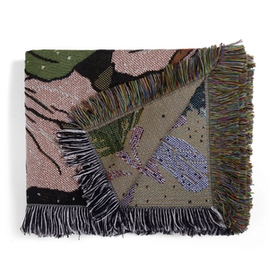 Gros plan d'une couverture tissée nordique avec pompons colorés et motifs détaillés