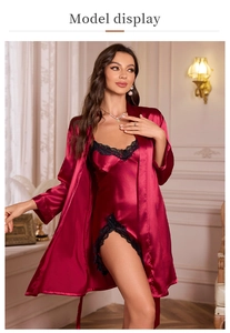 Détail d'un ensemble de pyjama en satin bordeaux avec dentelle noire et aspect soie