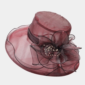 Détail du chapeau de cérémonie en organza bordeaux avec grandes fleurs et liseré noir