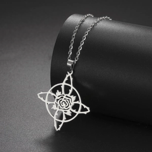 Gros plan détaillé du pendentif nœud de sorcière en acier inoxydable avec motif rose
