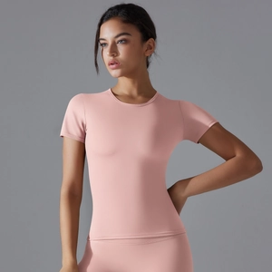Detaillierte Nahaufnahme des pinken Yoga-T-Shirts mit Fokus auf Passform und Naht