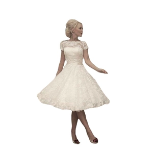 Robe de mariée courte en dentelle blanche évasée avec ceinture en satin et style vintage
