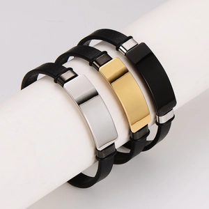 Set di tre braccialetti in pelle e metallo lucido nei colori argento, oro e nero per uomo